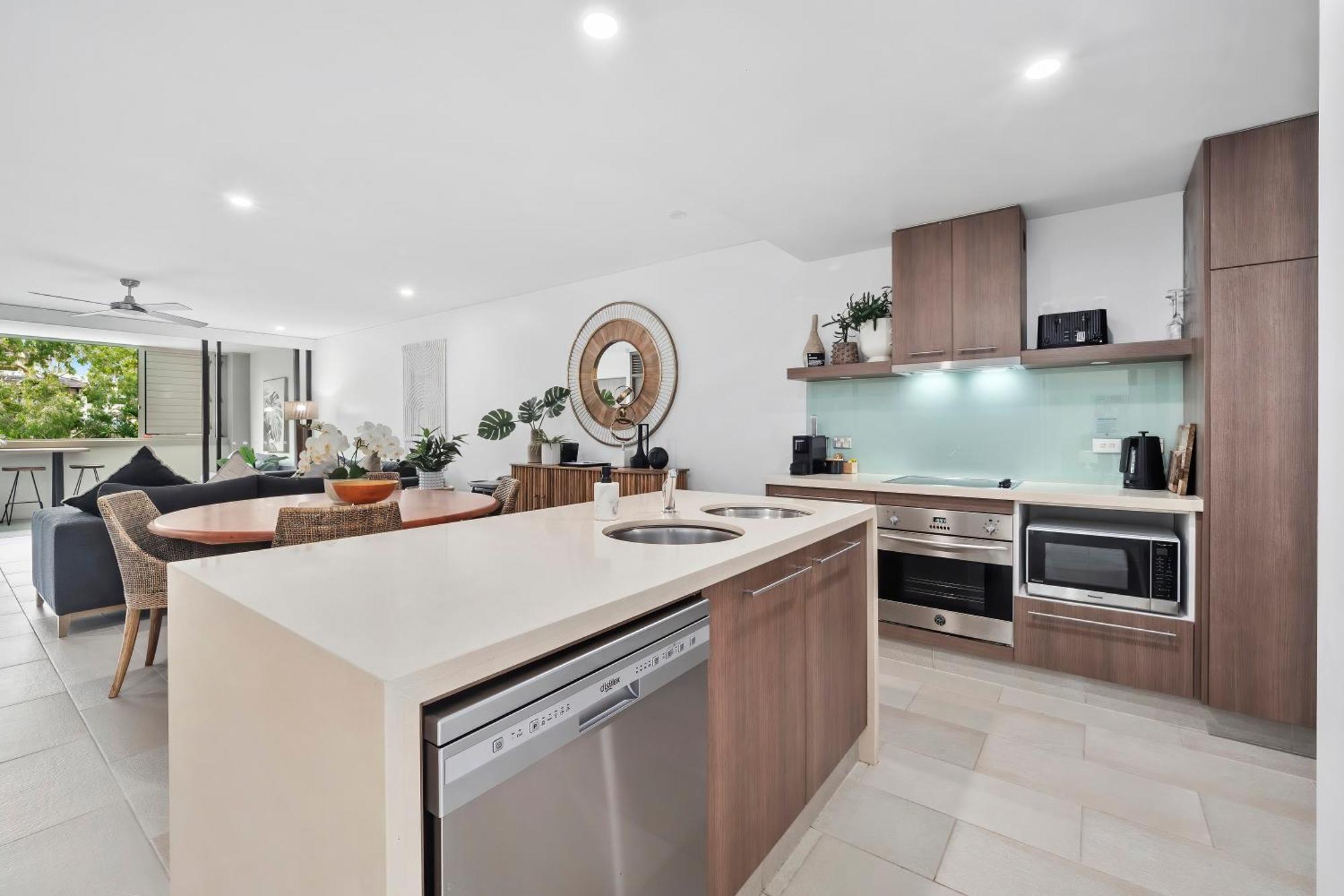 Private Apartments In The Temple Beachfront Resort Palm Cove Bilik gambar