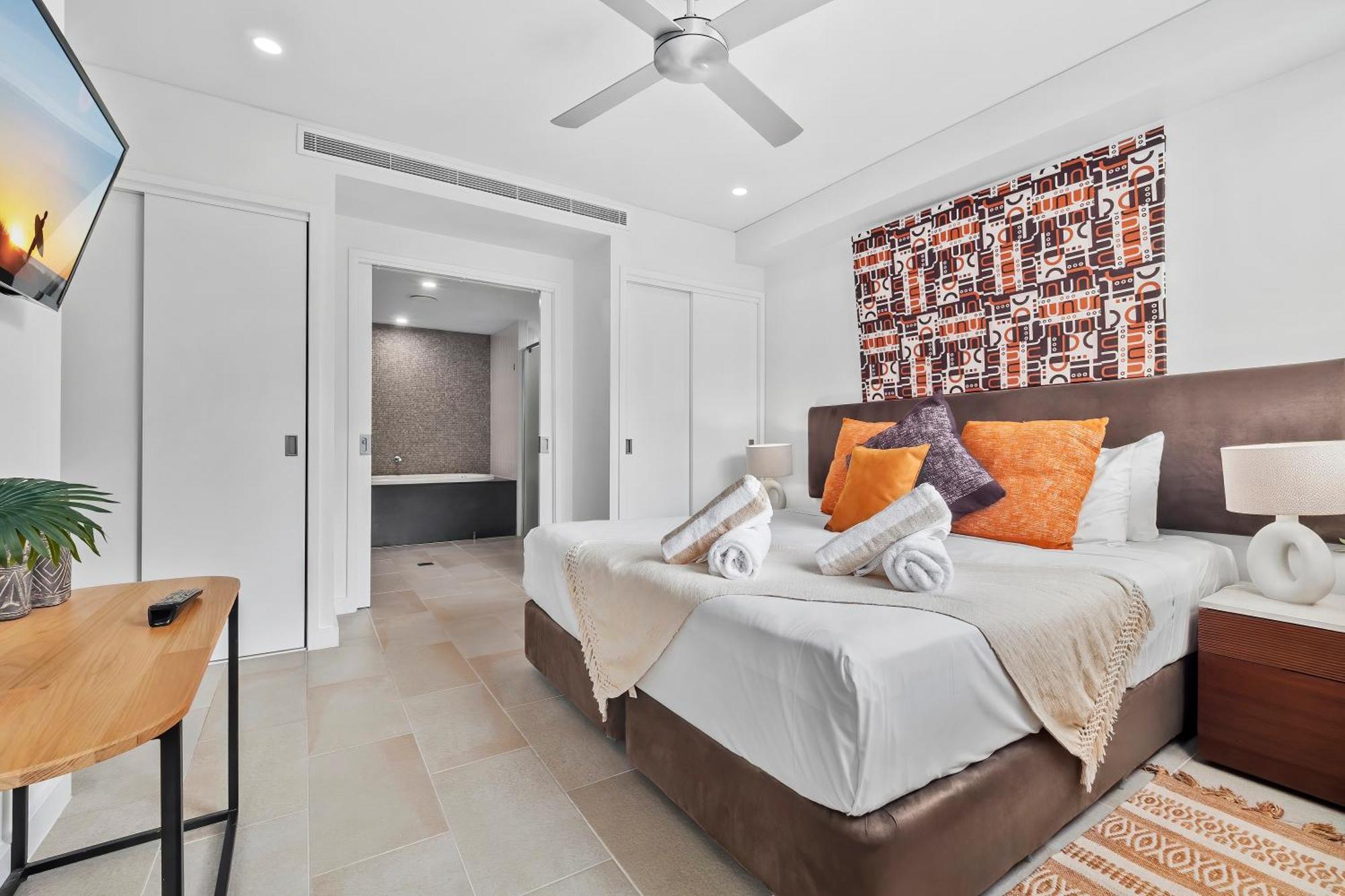 Private Apartments In The Temple Beachfront Resort Palm Cove Bilik gambar