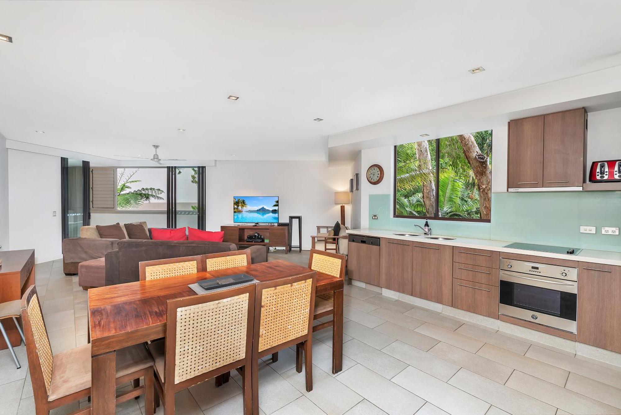 Private Apartments In The Temple Beachfront Resort Palm Cove Bilik gambar