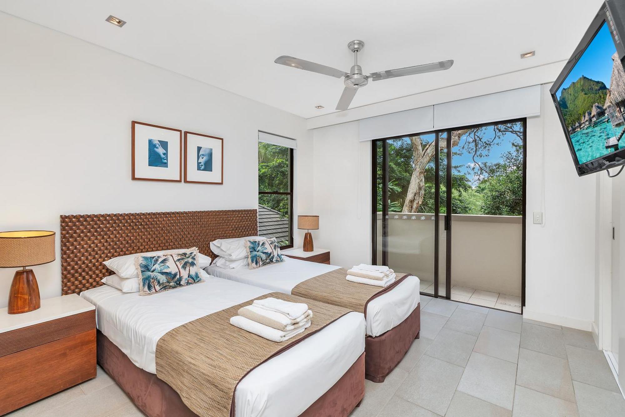 Private Apartments In The Temple Beachfront Resort Palm Cove Bilik gambar