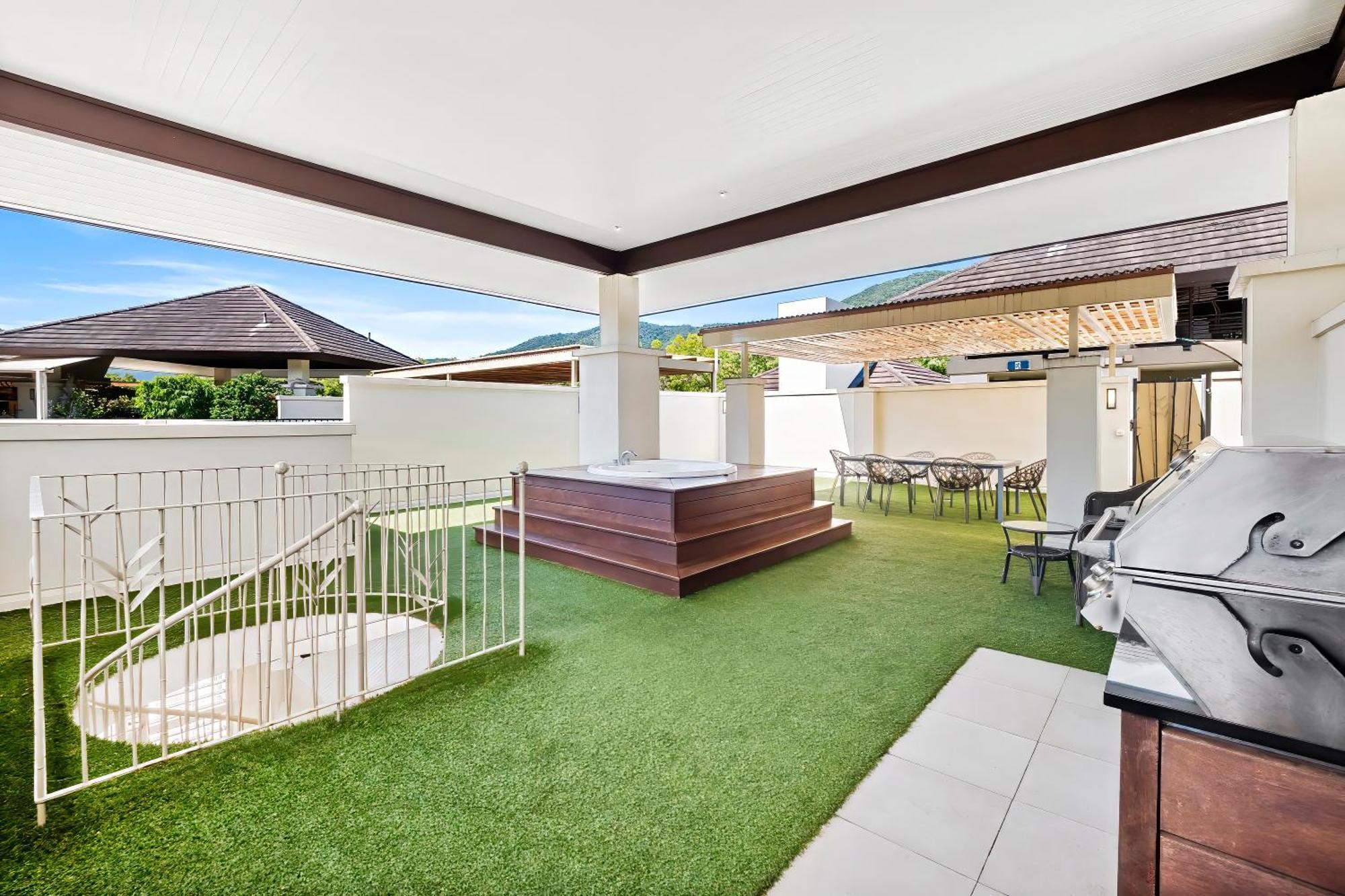 Private Apartments In The Temple Beachfront Resort Palm Cove Bilik gambar