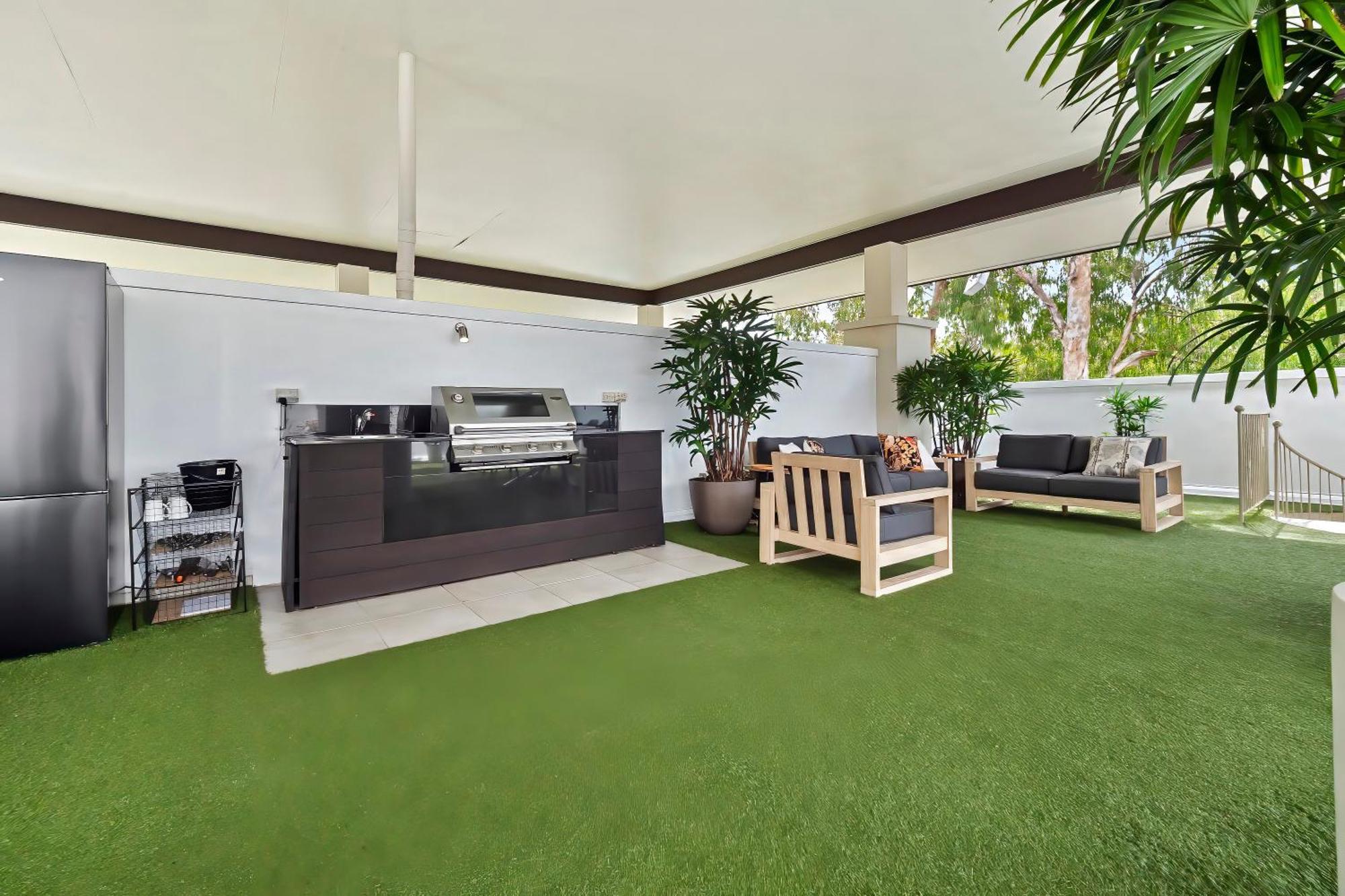 Private Apartments In The Temple Beachfront Resort Palm Cove Bilik gambar