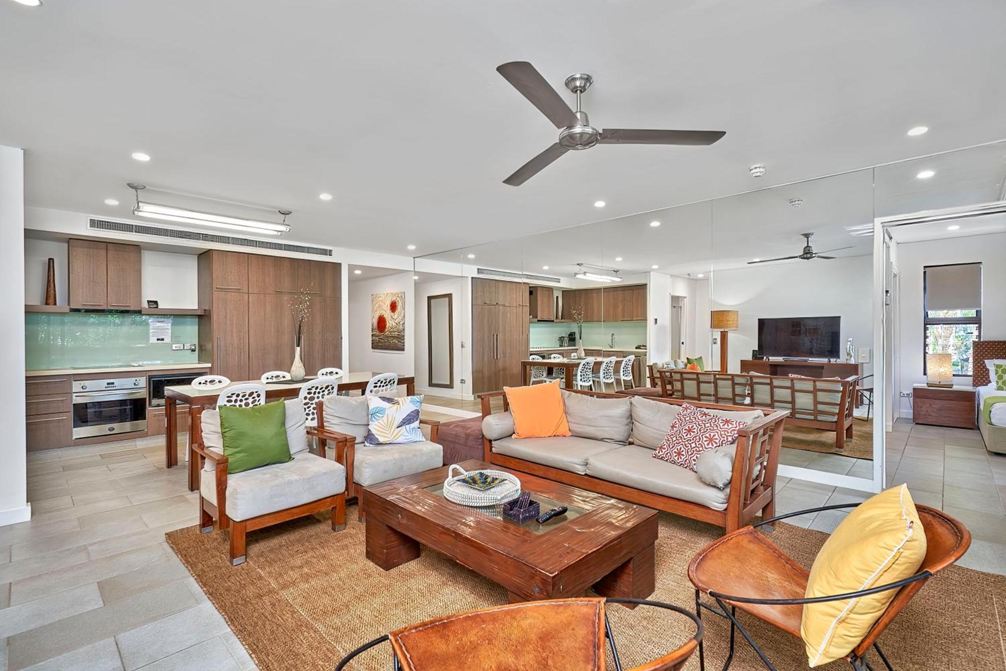 Private Apartments In The Temple Beachfront Resort Palm Cove Bilik gambar