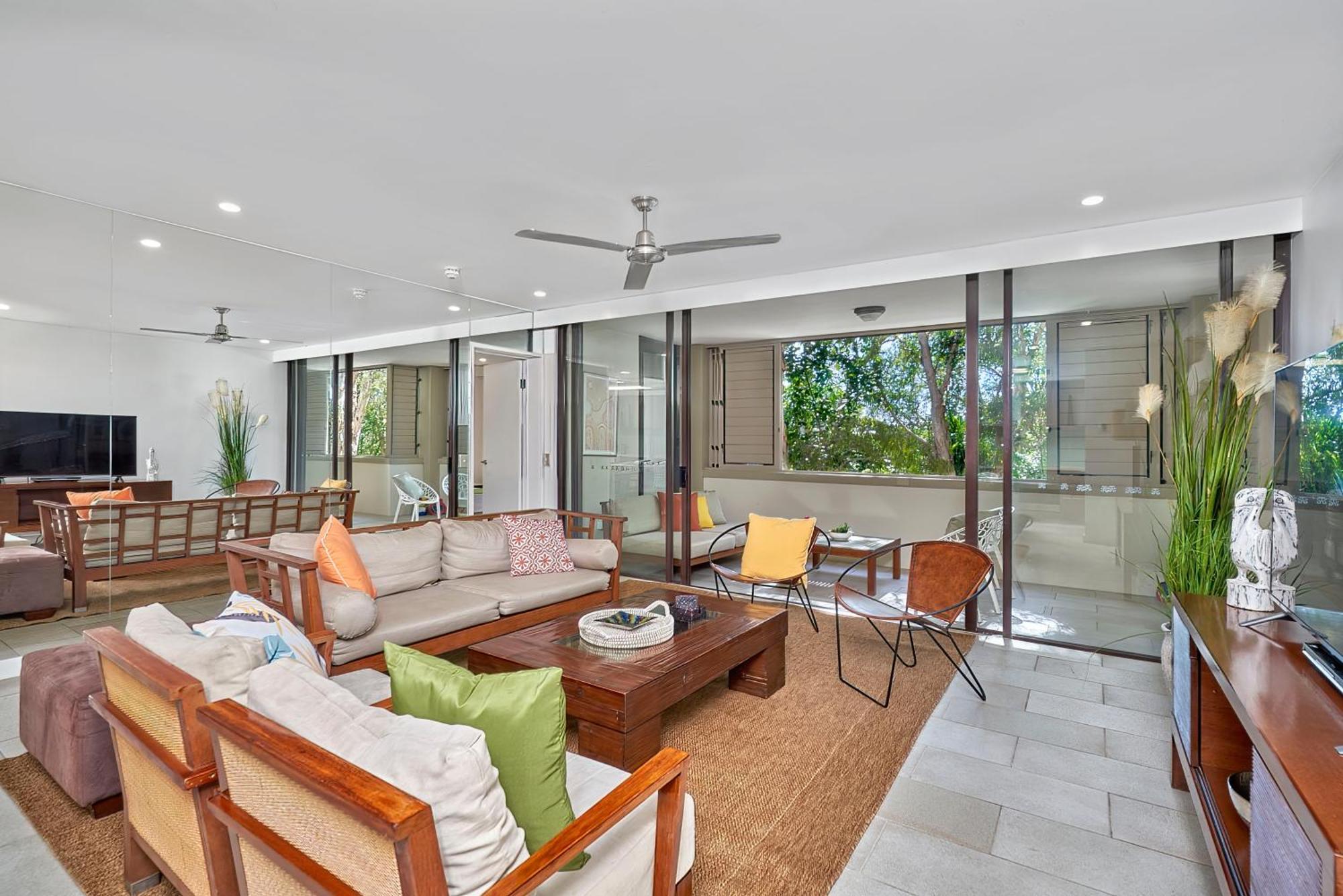 Private Apartments In The Temple Beachfront Resort Palm Cove Bilik gambar