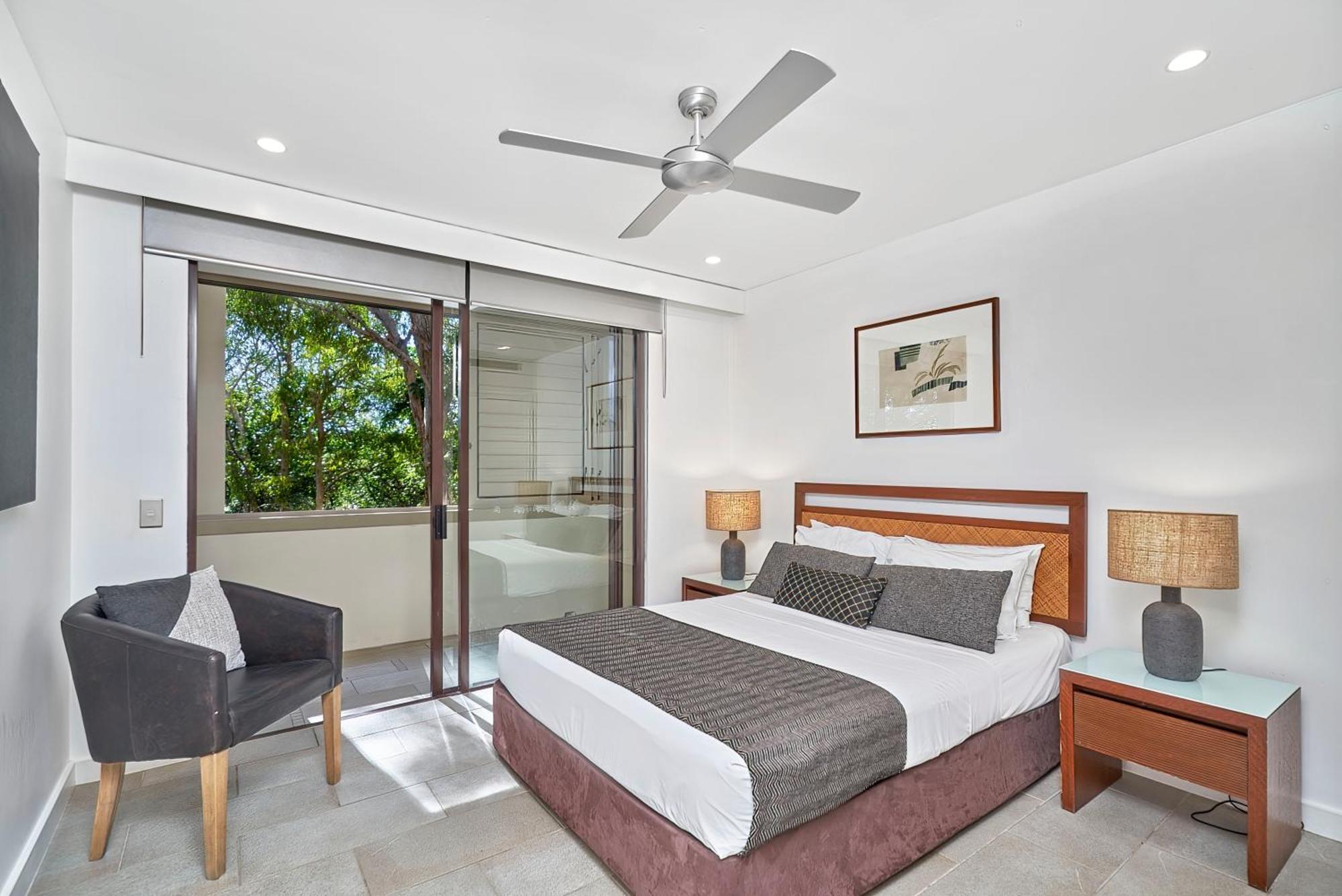 Private Apartments In The Temple Beachfront Resort Palm Cove Bilik gambar