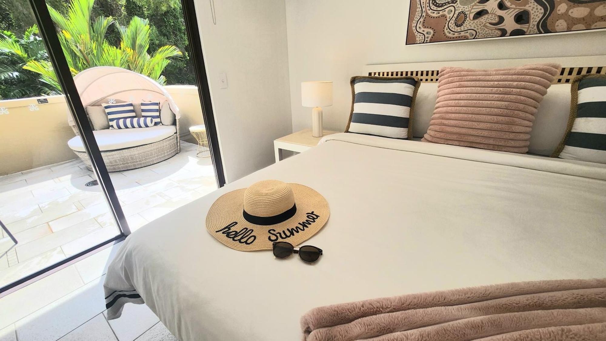 Private Apartments In The Temple Beachfront Resort Palm Cove Bilik gambar