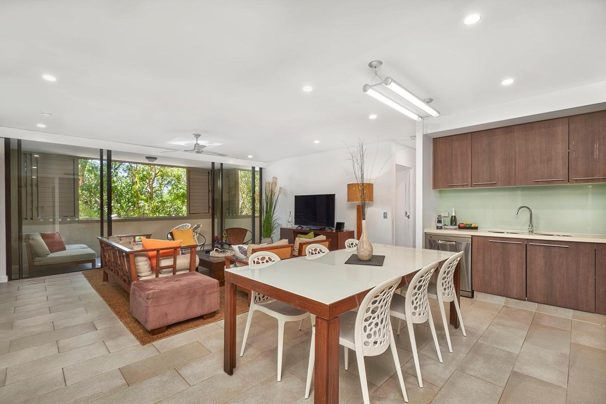 Private Apartments In The Temple Beachfront Resort Palm Cove Bilik gambar
