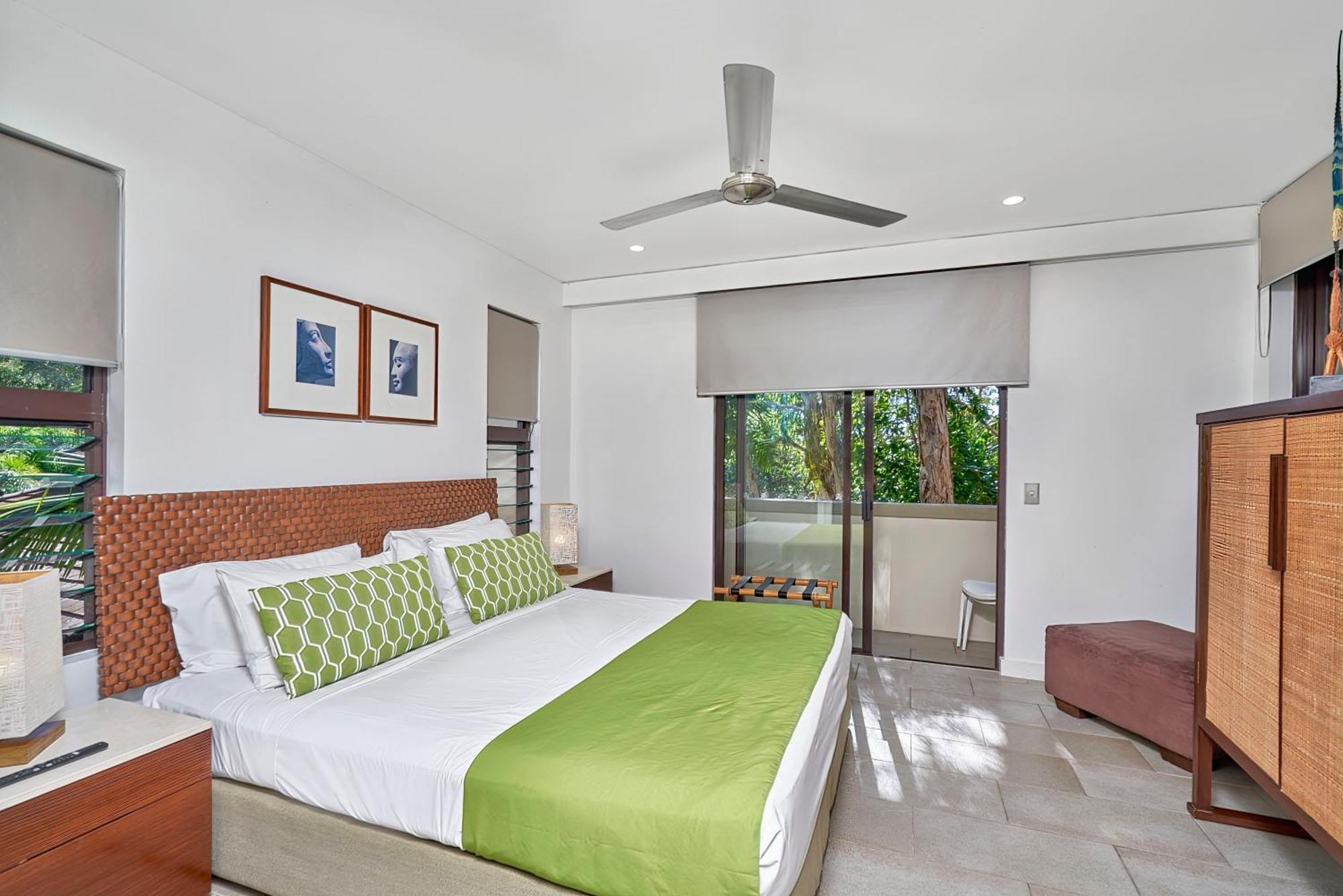 Private Apartments In The Temple Beachfront Resort Palm Cove Bilik gambar