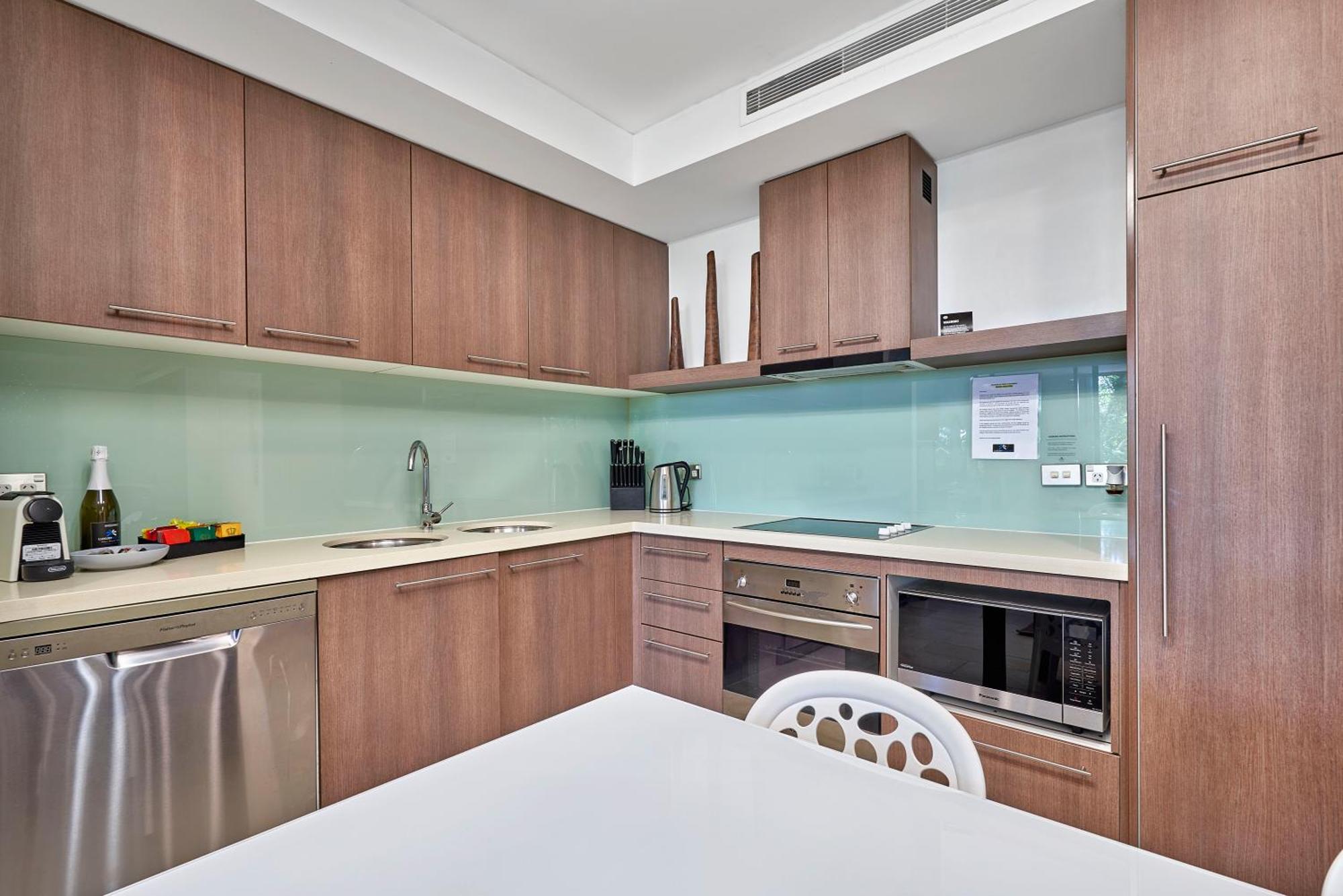 Private Apartments In The Temple Beachfront Resort Palm Cove Bilik gambar
